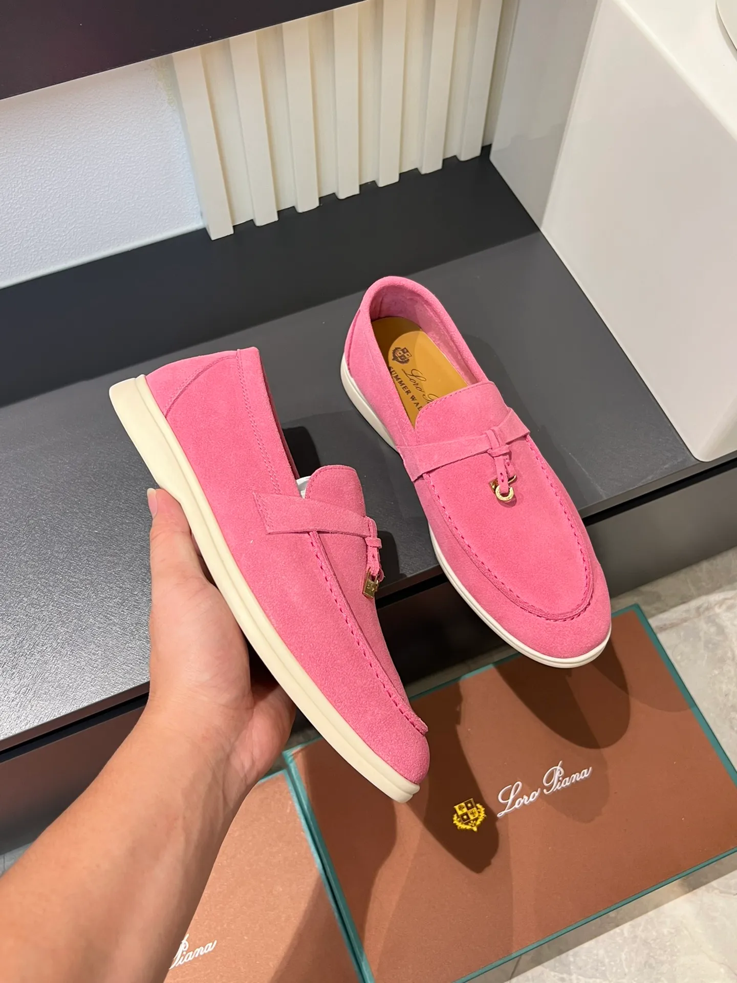 Men's shoes 💰p360 "Loro men's shoes 💰pian'*" Classic L men's shoes for couples 💰p Top version British flat loafers, a must-have item in old money style, the minimalist design is eye-catching and durable, a plus point for dressing The soft foot feel and texture are outstanding. They don’t scratch your feet and are very nice. They are matched with soft and waxy soles. They can be worn daily for a long time without getting tired. They are easy to wear, versatile and classic items, with perfect foot feel and texture! Imported cashmere fabric, the lining is made of imported A-grade water-dyed cow lining, the top version of the genuine leather midsole is sewn with pure handmade mark thread! Size: Female 35-40 (34. Customized) Male 38-44 (45.46. Customized)
